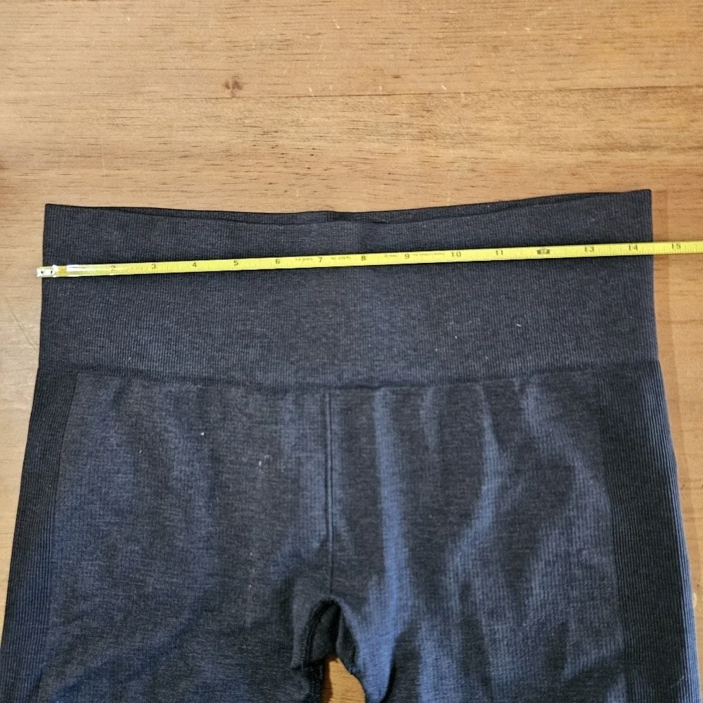 Lululemon Seamlessly Street Crop Heathered Black Size 8 Yoga Athletic Workout